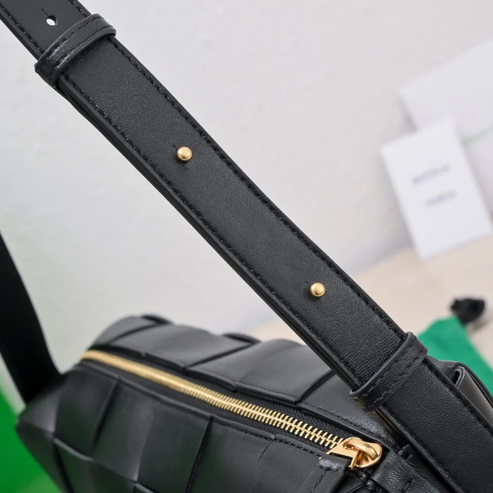 #B家 New model is coming! BRICK CASSETTE armpit bag, the traditional woven logo is instantly recognizable✅ Large grid weaving has always been fashionable, armpit bags are even more fashionable and foreign-style. Elegant big brick🧱 Sheepskin material is light and comfortable, has a huge sense of capacity and space, has a dark layer inside, practical inside, fashionable appearance design, durability and temperament coexist. Elegant big brick, come and plant the same underarm bag from star Zhou Yutong! Size: 24x14x10, model number; 9360#